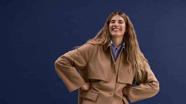 Voll im Trench: Dazu ein hellblaues Hemd und eine weiße Jeans. Jawohl, die tragen wir jetzt schon. Look Peek & Cloppenburg Curated by Veronika Heilbrunner.