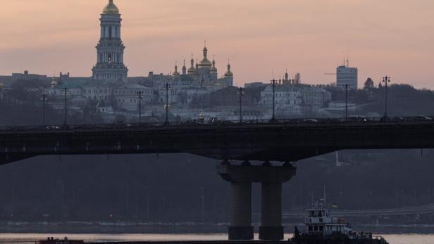 View shows Kyiv-Pechersk Lavra monastery while a cargo barge moves under the Paton Bridge on the Dnipro river in Kyiv NÖ-Delegation in Ukraine: "Sind verlässlicher Partner"