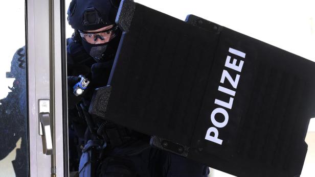 LOKALAUGENSCHEIN INNENMINISTERIUM IM RAHMEN EINER ZUGRIFFSÜBUNG DER WIENER EINSATZGRUPPE ALARMABTEILUNG WEGA LOKALAUGENSCHEIN INNENMINISTERIUM IM RAHMEN EINER ZUGRIFFSÜBUNG DER WIENER EINSATZGRUPPE ALARMABTEILUNG WEGA