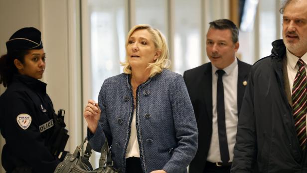 French court rules in embezzlement trial of far-right leader Marine Le Pen Marine le Pen verlässt den Gerichtssaal