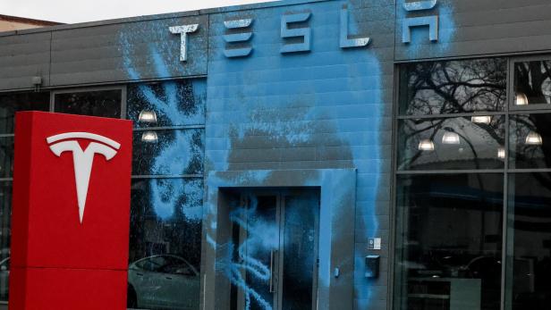 Activists spray-painted the facade of a Tesla store in Berlin Protestwelle gegen Elon Musk: Farb-Attacke auf Tesla-Filiale