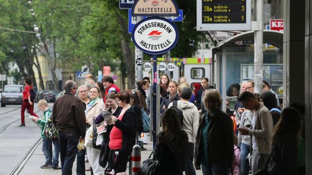 46-49164828 Wiener Bim-Fahrgäste liefern Pakete aus: Testphase gestartet