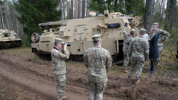 Rescuers dig for missing U.S. soldiers' vehicle in Lithuania m88 hercules bergepanzer in litauen