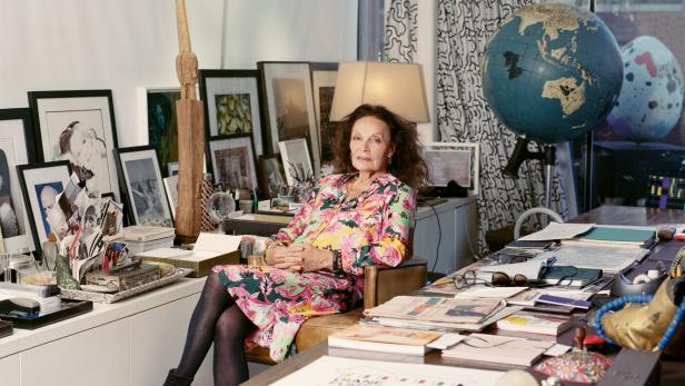 Diane von Fürstenberg sitzt an ihrem Schreibtisch.
