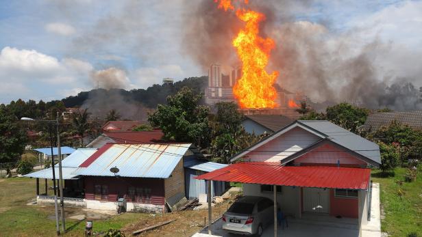 Massive gas pipeline fire in Malaysia Nahe der malaysischen Hauptstadt Kuala Lumpur ist eine Gaspipeline explodiert und hat ein gewaltiges Feuer ausgelöst.
