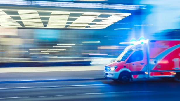 Krankenwagen rast eine Straße entlang