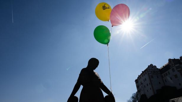 Suche nach vermisstem Sechsjährigen geht weiter Bunte Luftballons hängen bei der Suche nach dem vermissten sechsjährigen Jungen Pawlos auf einer Lahnbrücke. Mit den Ballons soll der vermisste Sechsjährige angelockt werden.