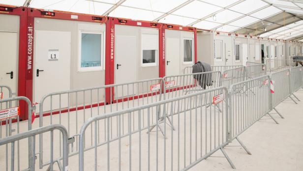 Zelt und Container beim Grenzmanagement Spielfeld
