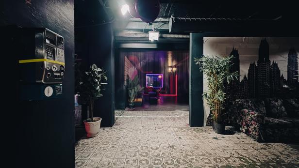 Blick in den Innenraum der Pratersauna mit Bar und Sitzecke.