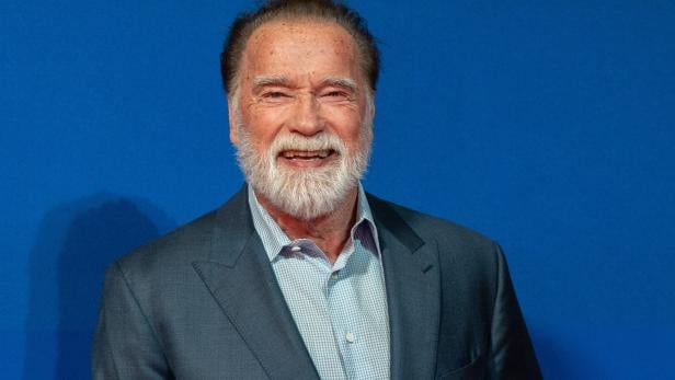 Arnold Schwarzenegger lacht in die Kamera