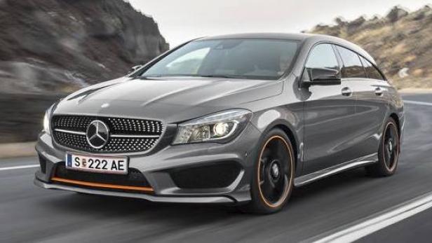 Ein grauer Mercedes-Benz CLA Shooting Brake fährt auf einer kurvigen Straße.