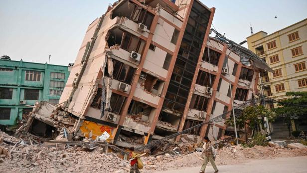 MYANMAR-THAILAND-EARTHQUAKE Wunder-Rettung in Myanmar: Mann 5 Tage nach Beben lebend aus Trümmern geborgen