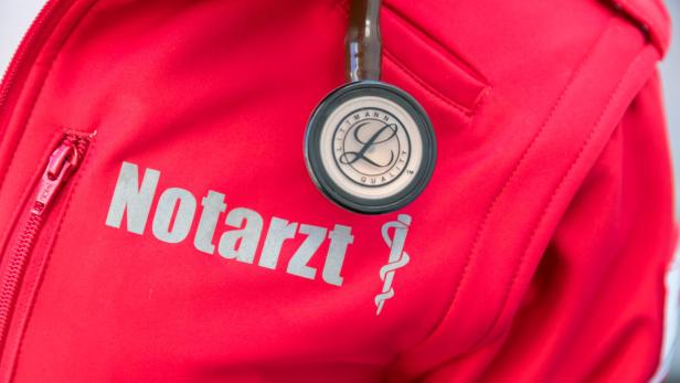 Rettungsdienstjacke mit der Aufschrift „Notarzt“ und einem Stethoskop.