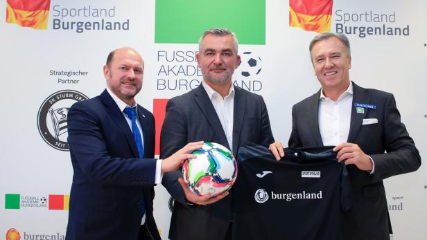 Fußballakademie Hannes Wutzlhofer (BFV), LR Heinrich Dorner und Christian Jauk (Sturm; v.li.).