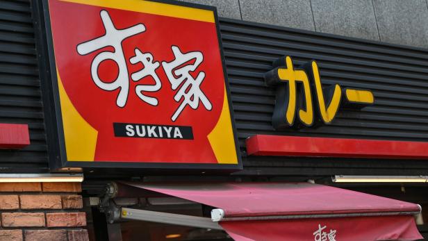 Die Fast-Food-Kette Sukiya schließt nach einem Hygieneskandal alle Filialen.