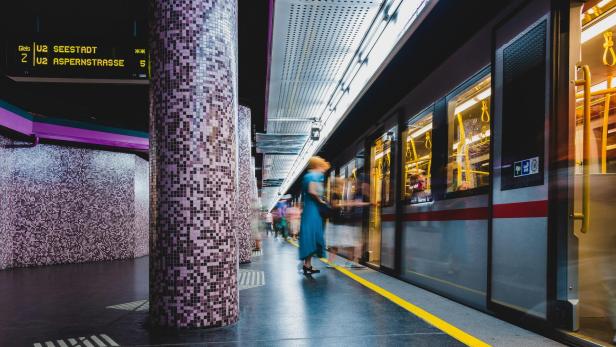 Wien: Die witzigsten Durchsagen in den U-Bahnen: "Haxn ausse!" Eine Frau im blauen Kleid steigt in die U-Bahn ein