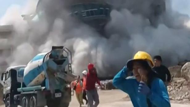 TOPSHOT-THAILAND-MYANMAR-QUAKE Nach dem Einsturz eines Hochhaus-Rohbaus bei dem schweren Erdbeben am vergangenen Freitag ermitteln die Behörden in Bangkok gegen den chinesischen Auftragnehmer.