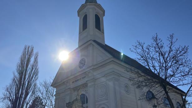 Die Pfarrkirche zum „Heiligen Oswald“ im Biedermeierstil steht im Zentrum des Khleslplatzes.