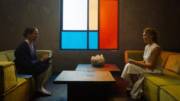 46-214217493 Alicia Vikander (li.) beurteilt, ob Elizabeth Olsen reif für ein Kind ist: „The Assessment“