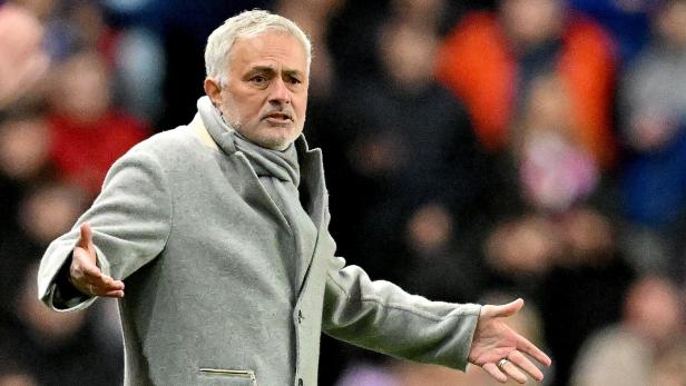 FBL-EUR-C3-RANGERS-FENERBAHCE Jose Mourinho