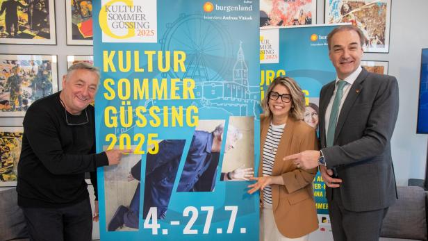 KULTUR SOMMER GÜSSING 2025 Pressekonferenz vor Plakat links Andreas Vitasek rechts Kultur-Betriebe-Burgenland-Geschäftsführerin Mag.a Claudia Priber, Landesrat Dr. Leonhard Schneemann