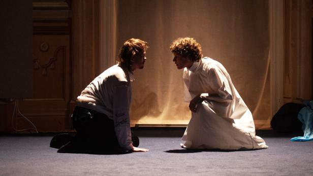 Der grüblerische Jannis, ein Hamlet der Jetztzeit (Simon Schofeld), hat den Tod von Paul, der als Geist (Kaspar Maier) erscheint, nicht verwunden. 
