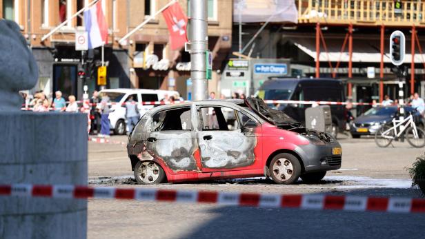 Car burns out on Dam Square in Amsterdam Zwischen Passanten: Fahrer zündet im Stadtzentrum sein Auto an