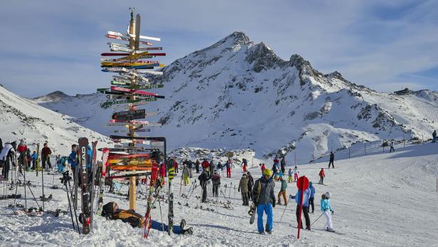 Direction sign at ski resort in the Austrian Alps, Ischgl Österreich: Wo man ab jetzt bis in den Frühling Ski fahren kann