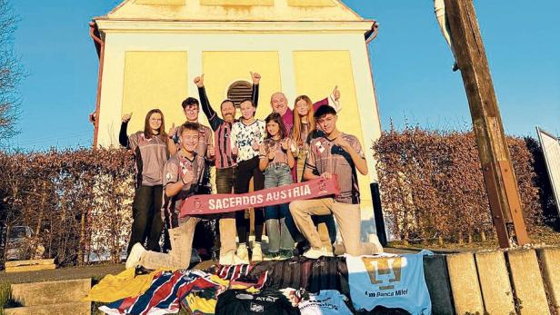46-214235478 Fußball-Dressen für die Ukraine: Burgenländischer Pfarrer startet Hilfsaktion