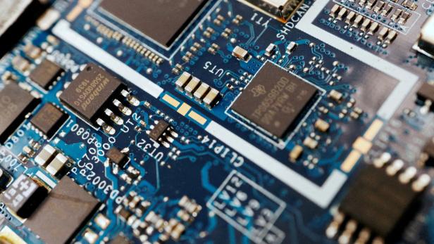 FILE PHOTO: Illustration picture of semiconductor chips on a circuit board Smartphones, Konsolen und Co.: US-Zölle treffen weltweite Chip-Industrie