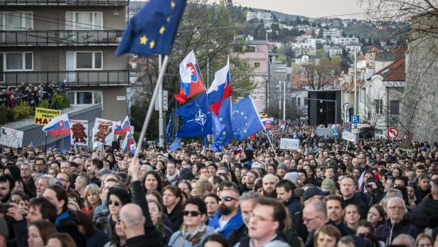 Massenprotest in Bratislava gegen das Anti-NGO-Gesetz in der Slowakei