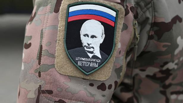 Russische Soldaten, die in der Ukraine kämpfen, erhalten neue Fahrzeuge in Rostow am Don.