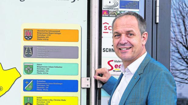 Bürgermeister Christian Mader vor dem Verwaltungszentrum 5+, das fünf Gemeinden beherbergt