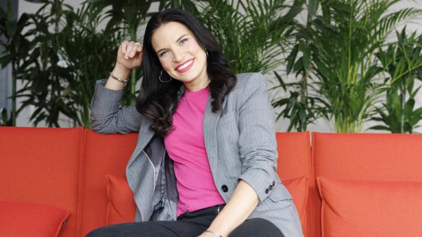 Kurier TV-Studio: "Herrlich ehrlich" mit Conny Kreuter Moderatorin und Tänzerin Conny Kreuter