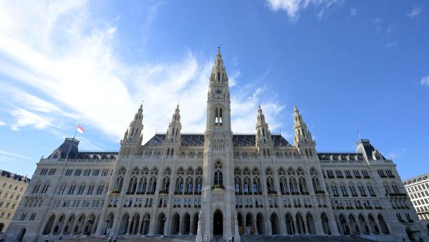 FASSADENSANIERUNG DES WIENER RATHAUSES ABGESCHLOSSEN Gehälter-Check in Wien: Ein Beamter verdient mehr als die Vize-Bürgermeisterinnen