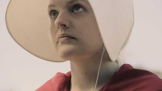 Kämpft seit Staffel 1 von „The Handmaid’s Tale“ gegen den totalitären Staat Gilead: Elisabeth Moss als June Osborne
