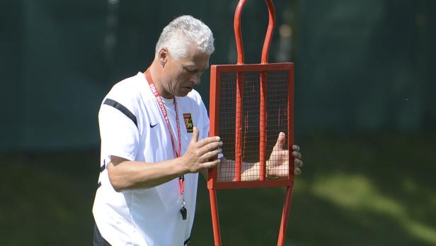 APA13281896-2 - 18062013 - MARIA ENZERSDORF - ÖSTERREICH: ZU APA-TEXT SI - Trainer Toni Polster am Dienstag, 18. Juni 2013, während einer Trainingseinheit des FC Admira in der Südstadt in Maria Enzersdorf. APA-FOTO: HELMUT FOHRINGER