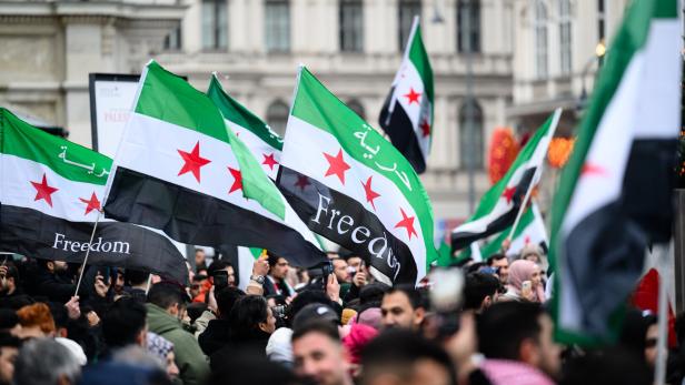 DEMONSTRATION VEREIN FREIE SYRERINNEN IN ÖSTERREICH "DIE REVOLUTION GEHT WEITER, SYRIEN IST UNSICHER" Rund 30.000 Menschen, größtenteils syrische Staatsbürger, feierten in Wien den Sturz von Syriens Diktator Bashar al-Assad.