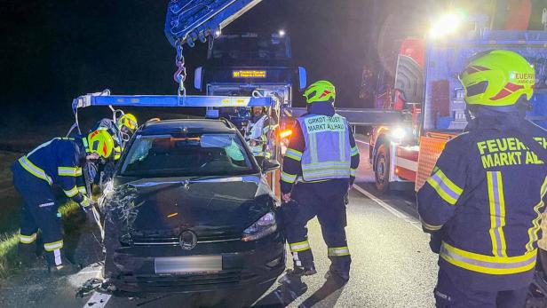 46-214279767 Feuerwehr transportierte die Unfallautos ab