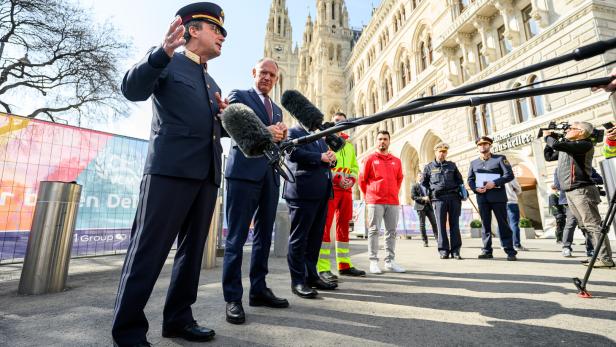 PRESSESTATEMENT ZU SICHERHEITSVORBEREITUNGEN AUF WIEN-MARATHON: PÜRSTL / KARNER / LUDWIG / FRIEDL / HOLECEK Verantwortliche von Polizei und Rettung präsentierten mit Innenminister Karner und Bürgermeister Ludwig das Sicherheitskonzept für den Vienna City Marathon