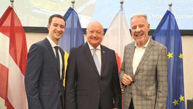Bundeskanzler Christian Stocker mit Sohn Clemens (l.) und Bürgermeister Klaus Schneeberger, der eine Operation an der Nase hinter sich hat
