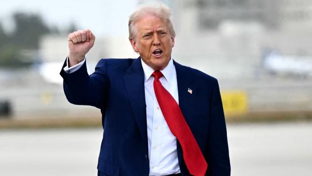 TOPSHOT-US-POLITICS-ARRIVAL Trump-Appell an US-Bürger: "Bleibt stark, es wird nicht leicht"