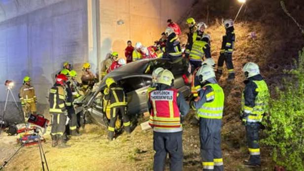 46-214298789 Beifahrer wurde im Pkw eingeklemmt und musste mithilfe des hydraulischen Rettungsgerätes von Feuerwehrleuten befreit werden