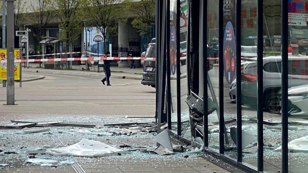 WIEN: FLÜCHTIGER BANKOMATSPRENGER IN WIEN VON POLIZEI ANGESCHOSSEN Vierköpfige Bankomatsprengerbande schlug in Wien-Leopoldstadt zu