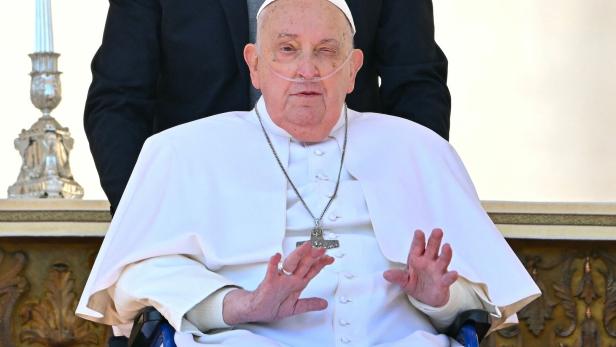 TOPSHOT-VATICAN-RELIGION-POPE-ANGELUS "Schönen Sonntag": Unerwarteter Papst-Auftritt nach Spitalsaufenthalt