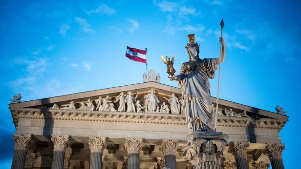 Vor dem Parlament wacht Pallas Athene, Göttin der Weisheit, aber auch des Krieges und des Friedens