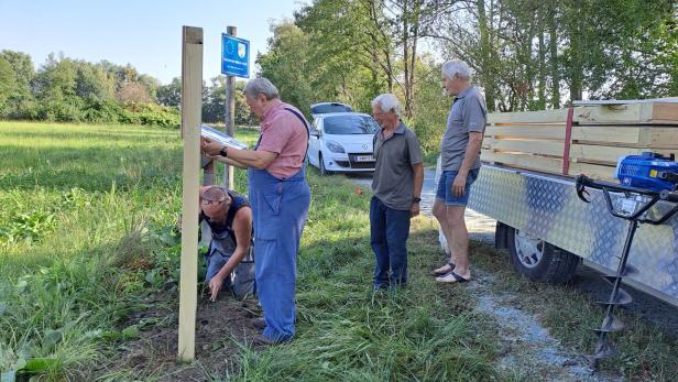 46-214235453 Engagierte Mitglieder der Naturschutzorgane beim Aufstellen der Infotafeln.