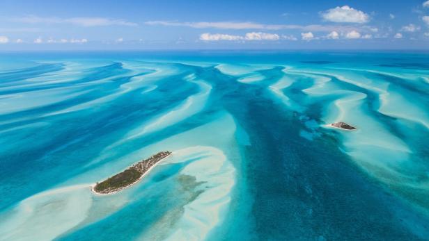 Traumziel Bahamas: Schon beim Anflug sieht man Bilder wie aus einem spannenden „Universum“-Film.
