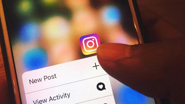 Instagram Content Notes: Darum werden die Notizen eingestellt Lila-geld-pinkes Instagram-Logo auf dem Bildschirm eines Smartphones