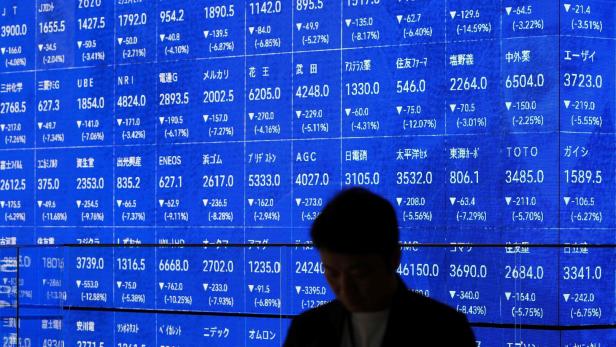 TOPSHOT-JAPAN-US-TRADE-TARIFF-STOCK Pfeile nach unten: Auch die japanische Börse öffnete negativ.